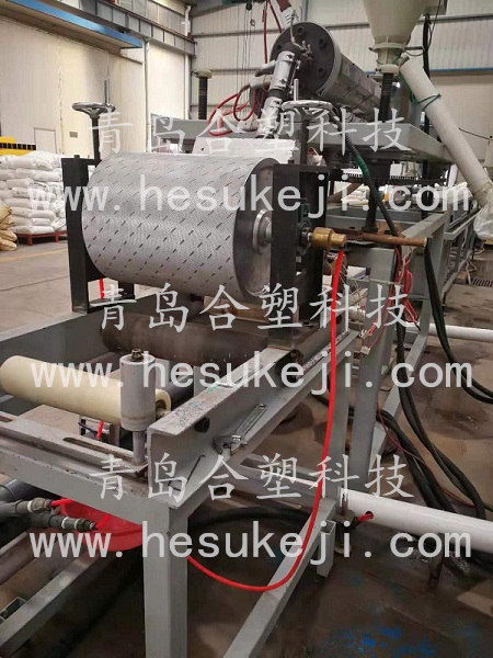 青島合塑塑機(jī)緊跟時(shí)代步伐,研發(fā)新型海洋踏板生產(chǎn)線